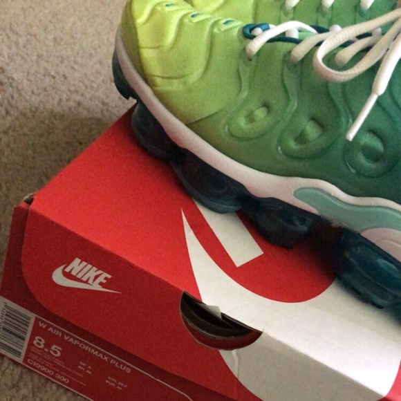 Nike Vapormax Plus - Picture 2 of 3